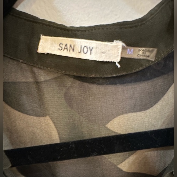 Sleeveless Hi-Lo Camo button down blouse - Picture 4 of 4